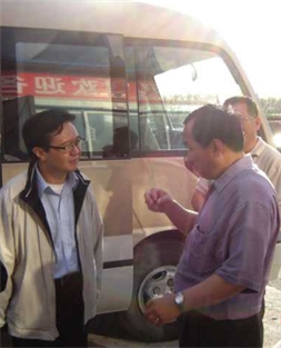 President Zhou Qingfeng is reporting to Minister Gao Hucheng of the MOC on the d